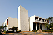 四日市市立図書館外観