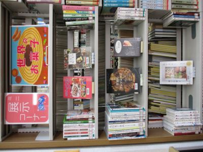 1階ミニ展示　世界のお菓子