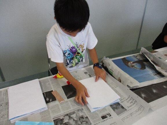 手作り絵本講座の様子です。 手作り絵本講座の様子です。