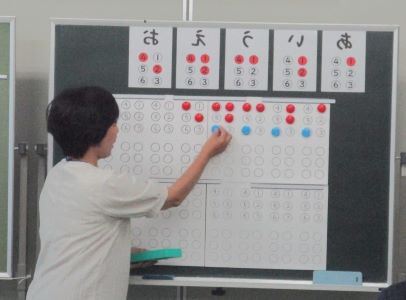 点字の書き方を勉強している様子