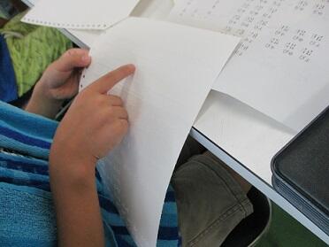 点字を読んでいる様子