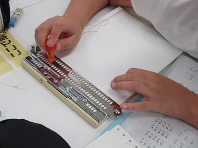 点字を打っている様子