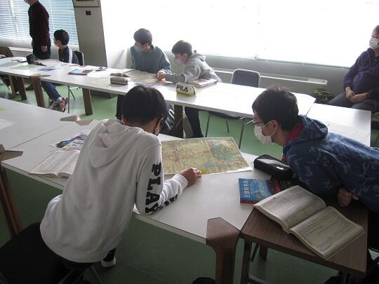 路線図を見ています