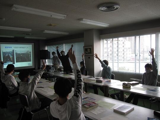旅ネタを選ぶ様子