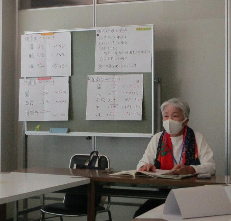 講師が発声やアクセントなどを説明する様子