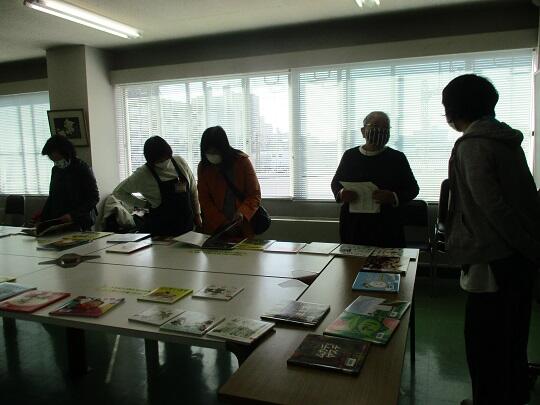 本について話す様子。
