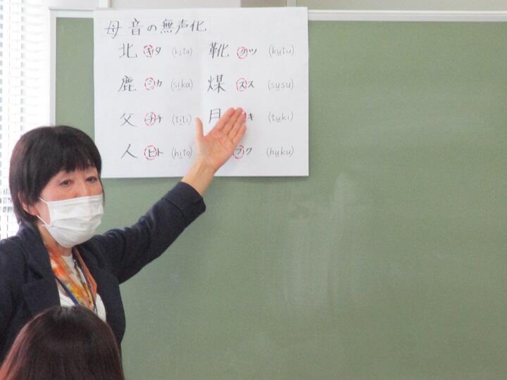 講師が発声やアクセントなどを説明する様子