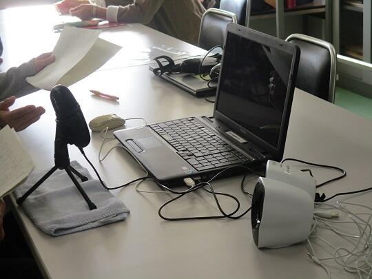 録音をするためのパソコンやマイクをセッティングした様子