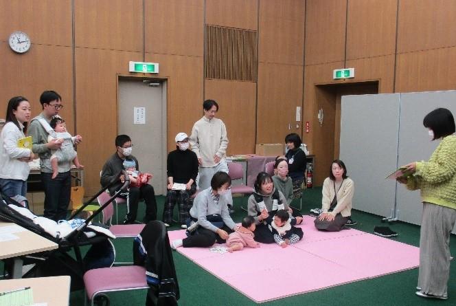 一人ずつ読み聞かせをしている写真